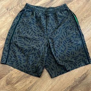 Men’s lululemon Seawheeze pace breaker shorts, size m, green and black